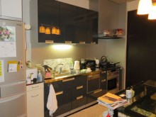 ホワイトで統一したスタイリッシュなキッチン